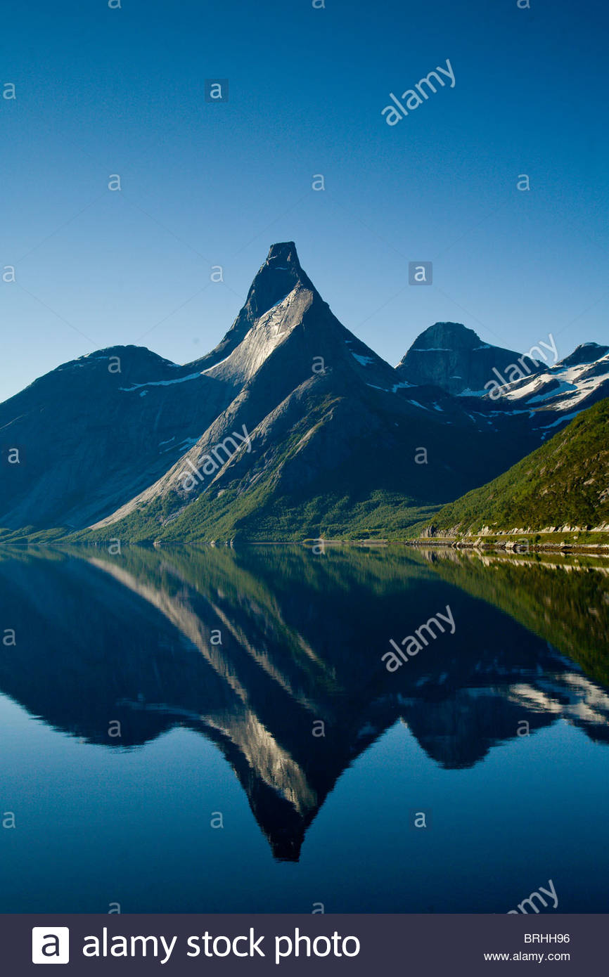 Statin-Peak spiegelt sich in einem noch Körper des Wassers. Stockfoto