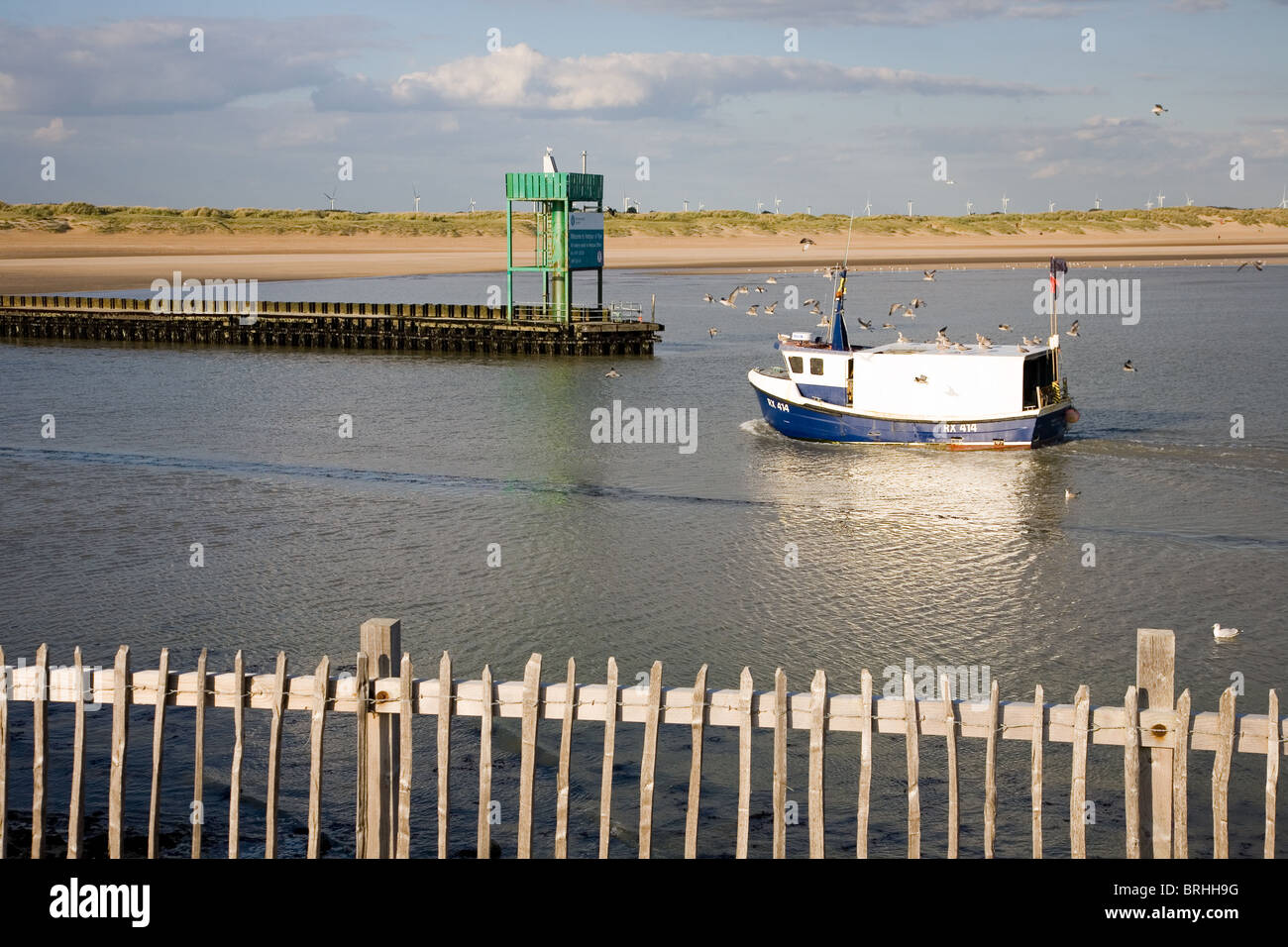 Eingang zum Hafen von Roggen, East Sussex, mit Camber Sands in der Ferne Stockfoto