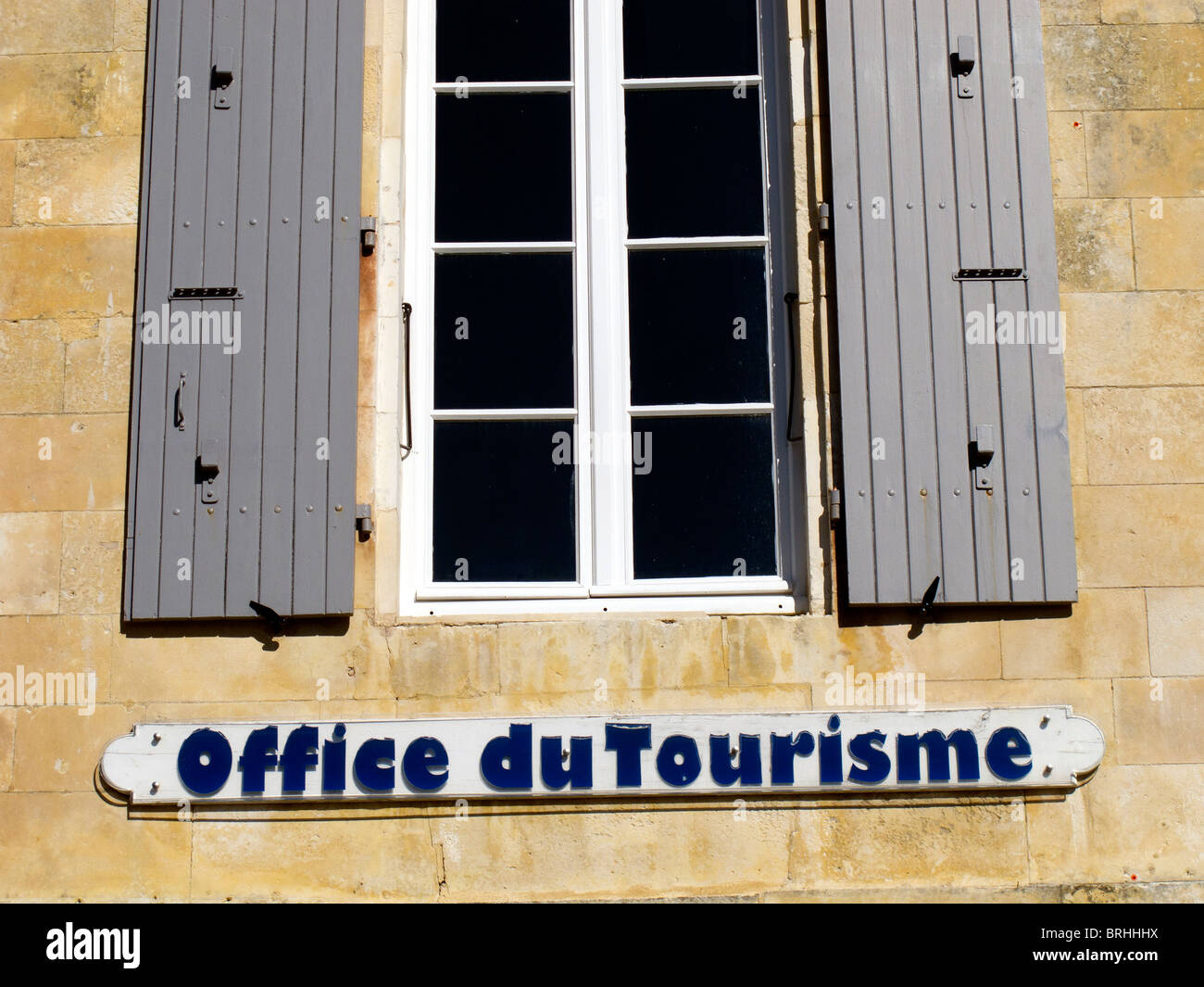 Melden Sie sich für das Amt für Tourismus unter einem Fenster mit Fensterläden in St Martin de Re auf der französischen Insel Ile de Re Stockfoto