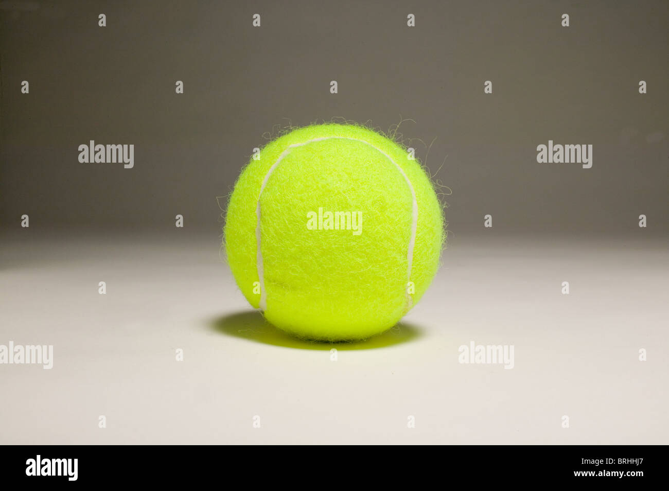 Stillleben mit Tennisball hautnah. Stockfoto