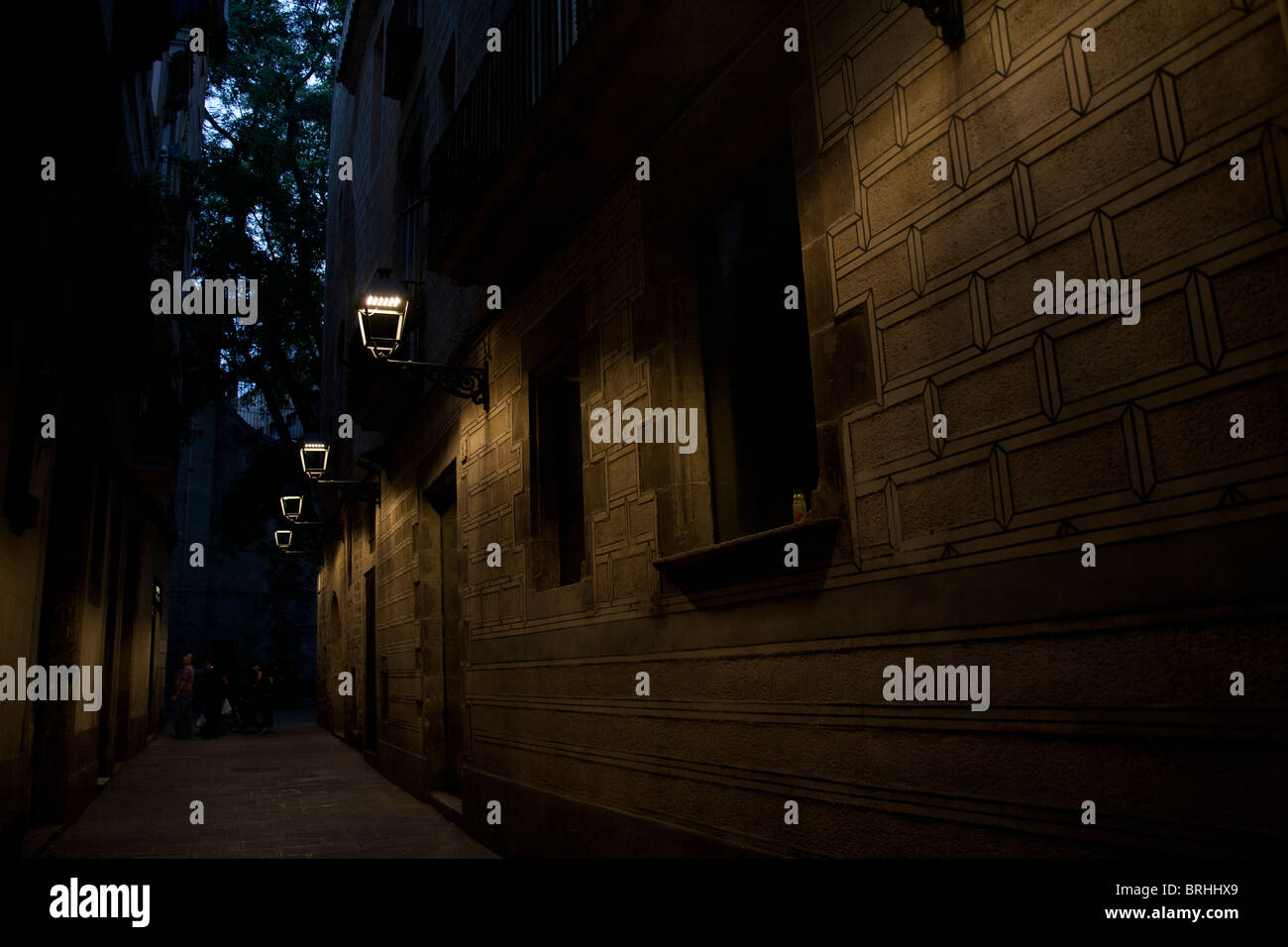 Laternen, die Beleuchtung einer dunklen Straße in der Nacht in das gotische Viertel oder Barrio Gotico-Barcelona, Spanien Stockfoto