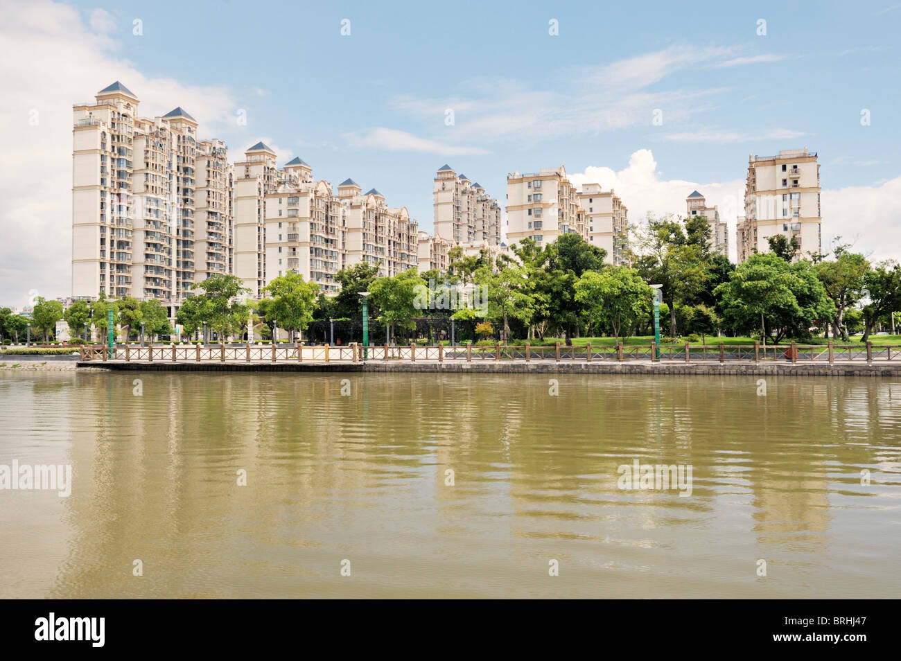 Songjiang, Shanghai, China. Luxus-Häuser und Wohnungen von Thames Town, einer der Neustadt Entwicklungen in Songjiang gesehen Stockfoto