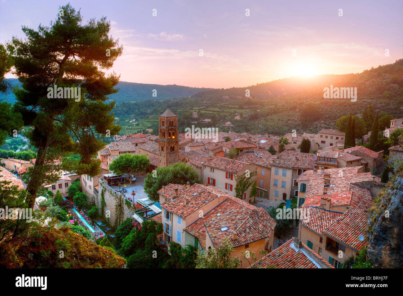 Europa, Frankreich, Alpes-de-Haute-Provence (04), Dorf Moustiers-Sainte-Marie Stockfoto