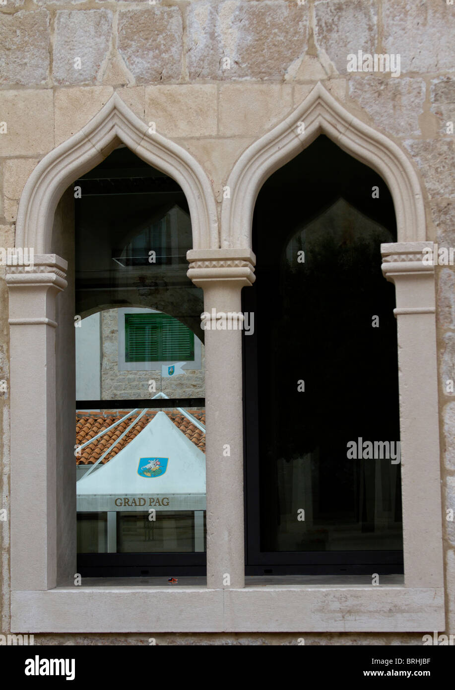 alte Fenster, Reflexion Stadt Pag in Pag, Insel Pag, Kroatien Stein, Architektur, Ziegel, Gebäude, Stadt, Kroatien, Dalmatien Stockfoto