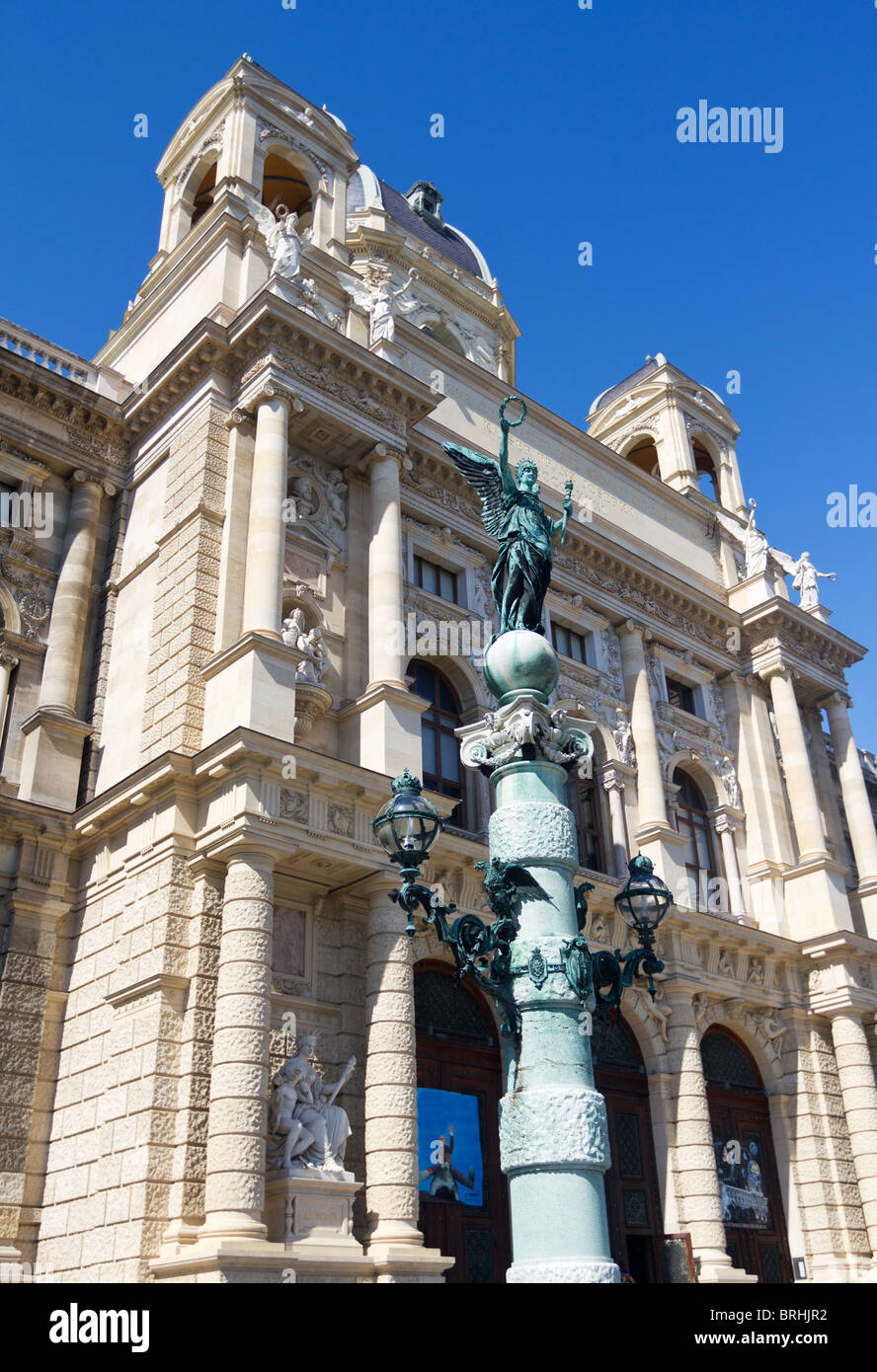 Laterne mit Engelsstatue vor Museum of Natural History in Wien, Hauptstadt von Österreich Stockfoto