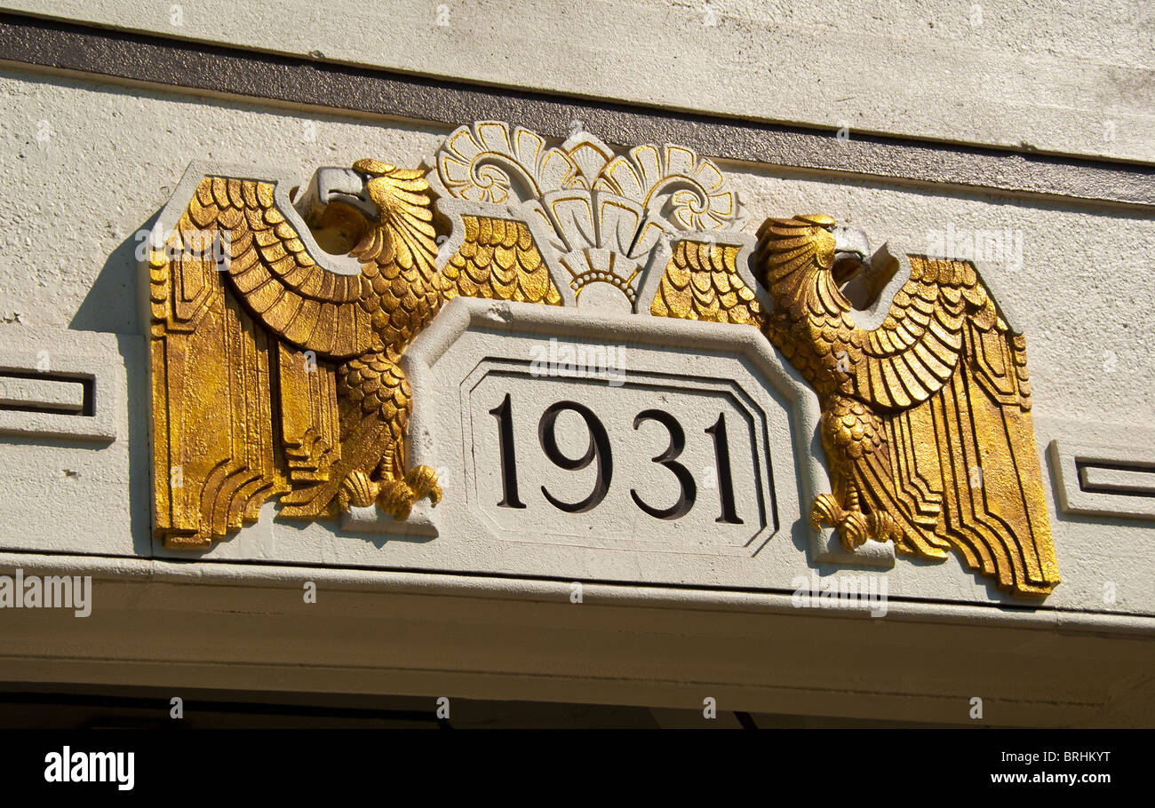 Art-Deco-Eagle Detail über dem Eingang der Fußgängertunnel auf Power Avenue South in Birmingham, Alabama, USA Stockfoto