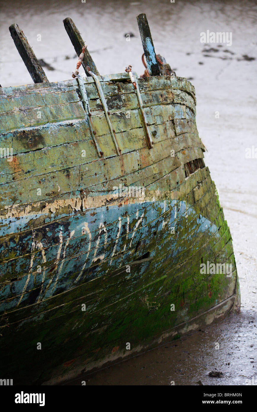 Der Rumpf von einem alten Boot am Fremington Quay auf dem Tarka Trail Radweg, Barnstaple, Devon, UK Stockfoto