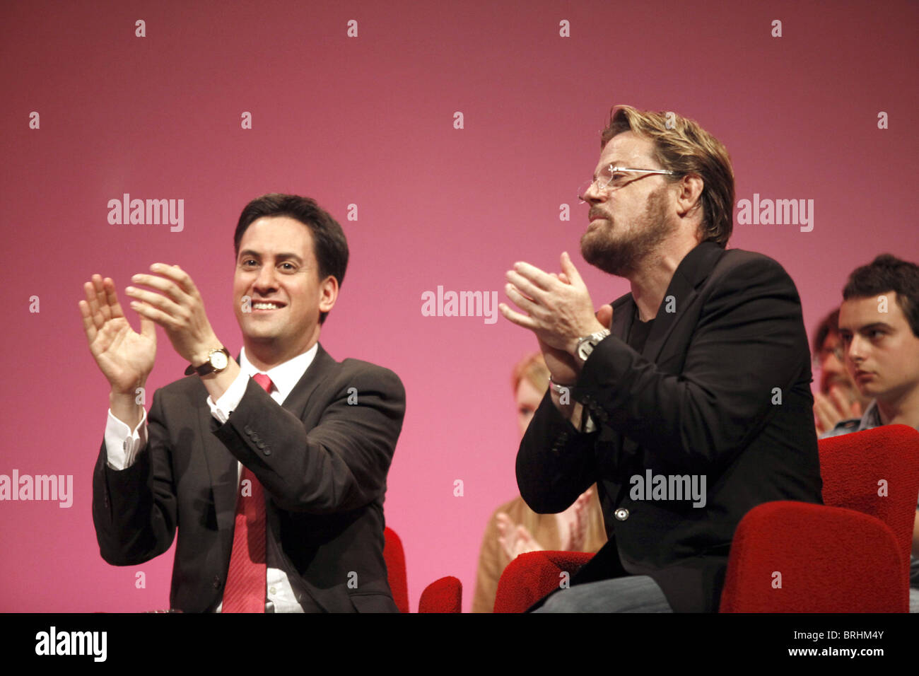 ED MILIBAND & EDDIE IZZARD LABOUR PARTY 29. September 2010 MANCHESTER Stadtzentrum von MANCHESTER ENGLAND Stockfoto