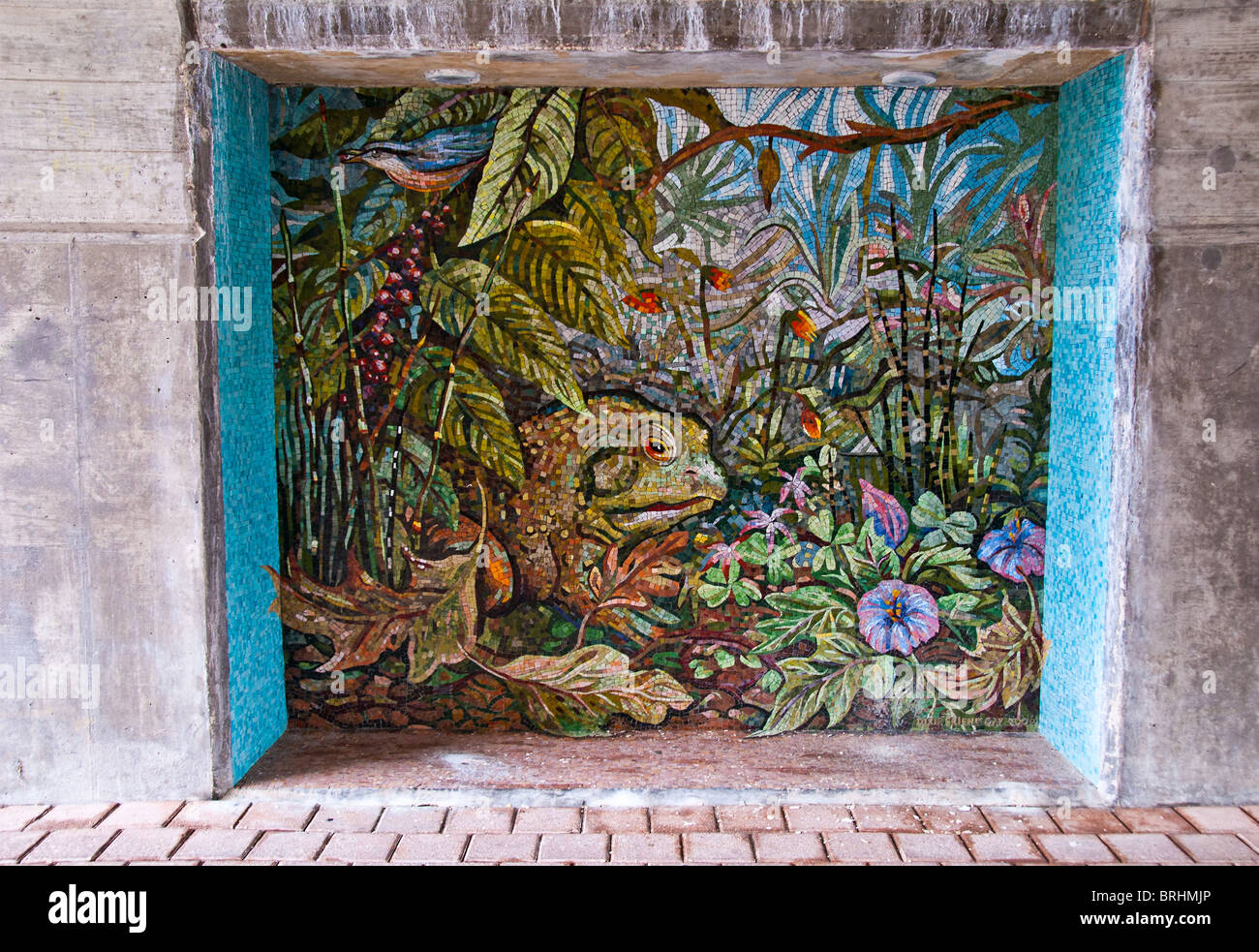 Mosaik Fliesen Kunst entlang unter der Brücke in The Woodlands, Texas, USA Stockfoto