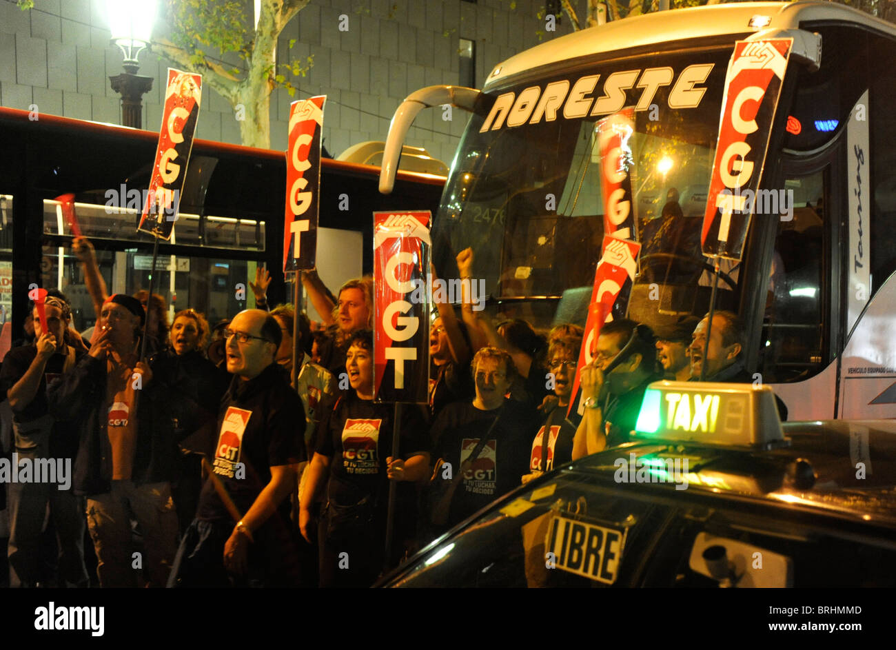 Mitglieder der Gewerkschaft CGT bilden eine Mahnwache im Zentrum von Barcelona am Vorabend des Generalstreiks in Spanien. Stockfoto