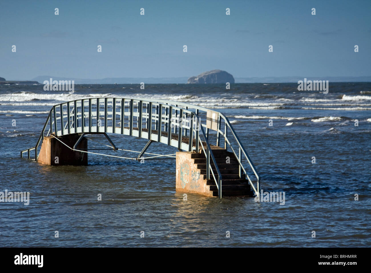 Brücke im Meer am Strand Belhaven, Dunbar, Schottland mit dem Bass Rock im Hintergrund Stockfoto