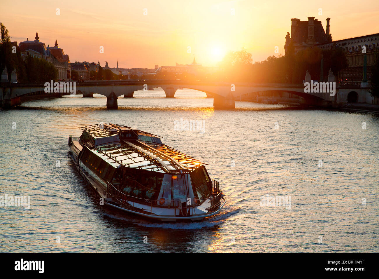 Europa, Frankreich, Paris, Touristenboot am Seineufer bei Sonnenuntergang Stockfoto