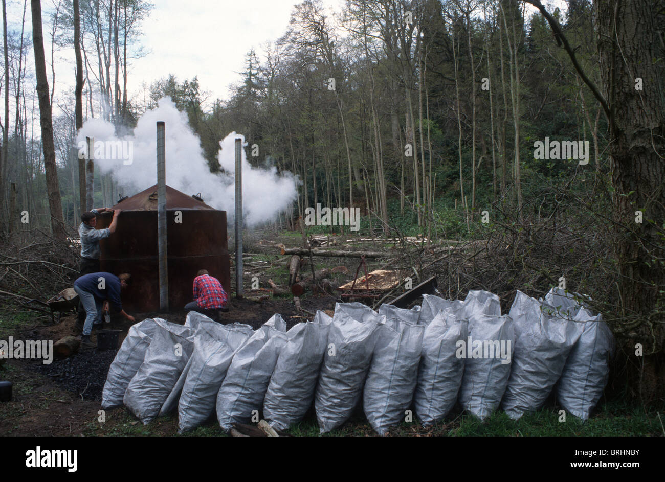 Ed Adams Kohle machen in der Sussex Wald Stockfoto