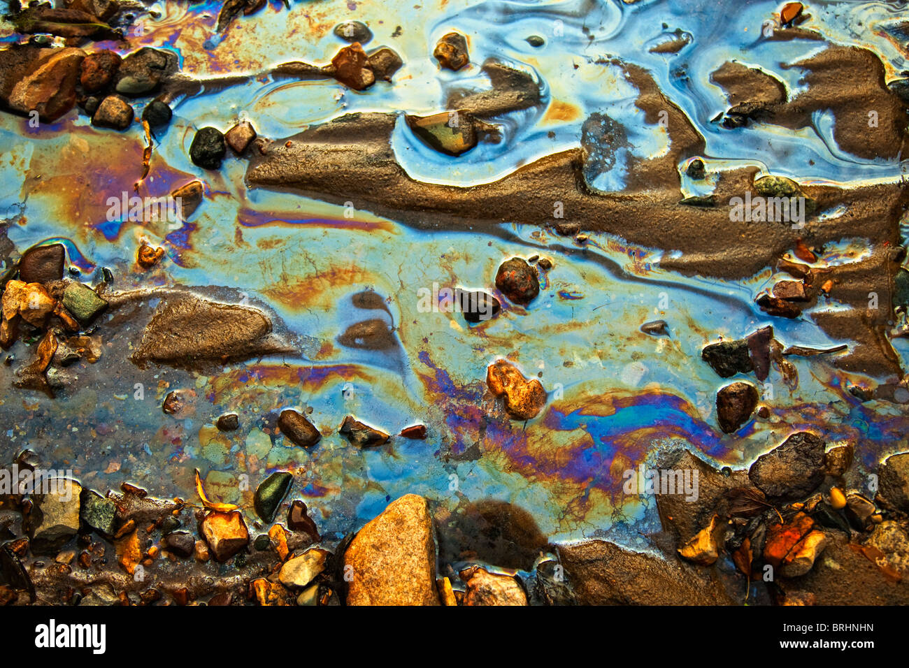 Wasser mit verschiedenen farbigen Flecken von Benzin und Öl Stockfoto