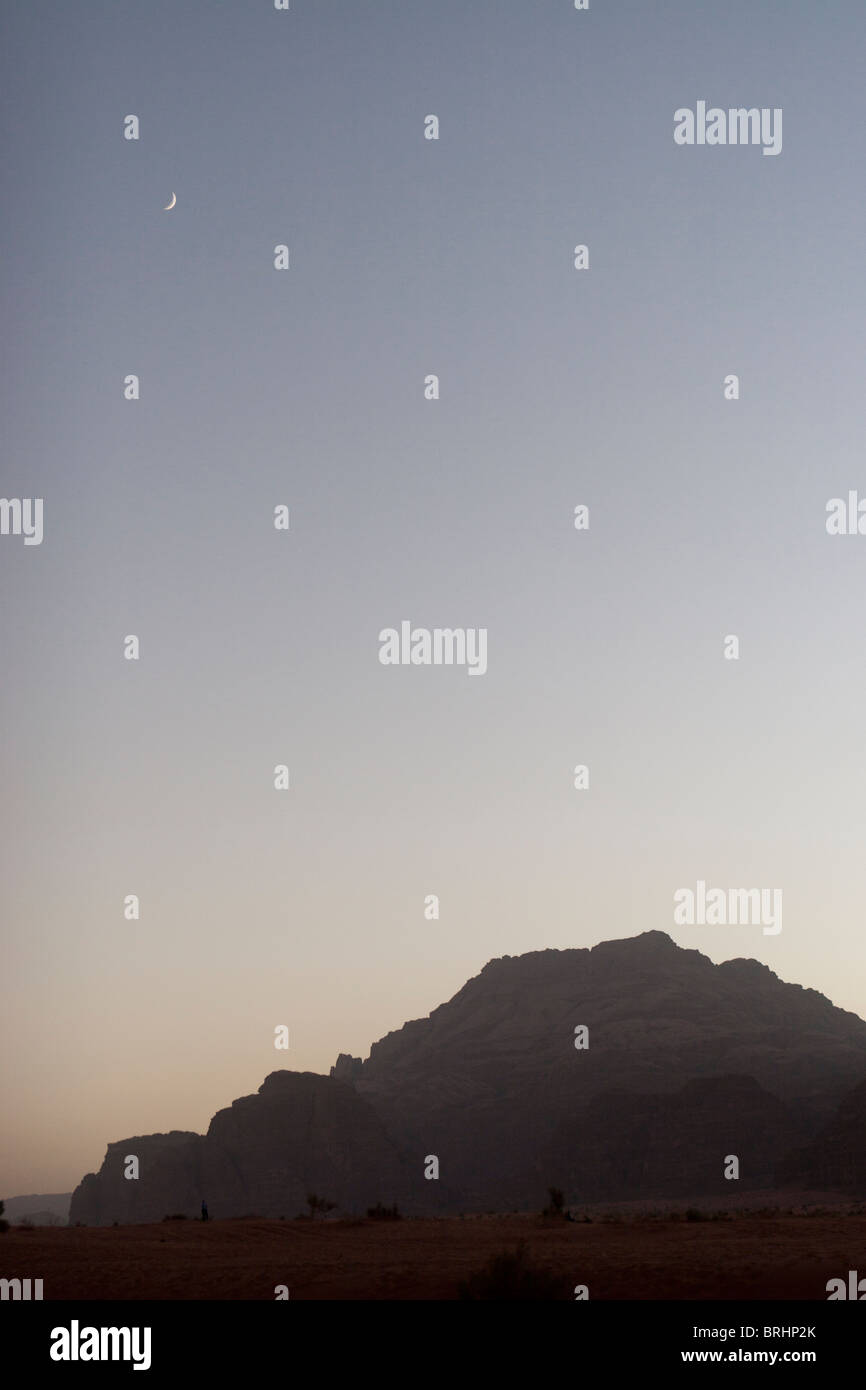 Mond im Wadi Rum, Jordanien. Stockfoto