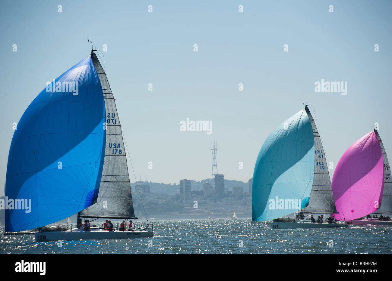 Shakedown, dunklen n'stormy und Großbritanniens Team Barbaren entlang San Francisco cityfront Stockfoto