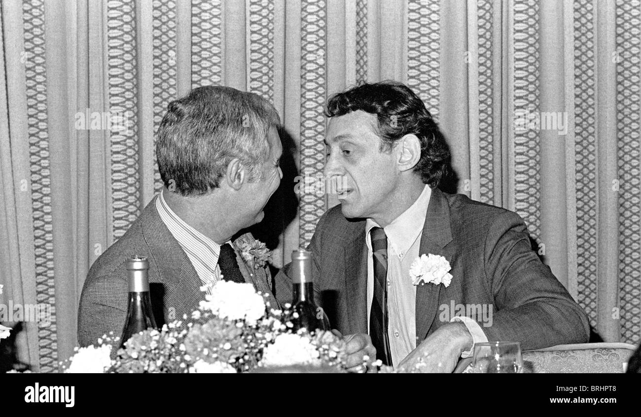 Harvey Milk, Gespräche mit San Francisco Bürgermeister George Moscone (links) während eines Mittagessens. 1978 Stockfoto