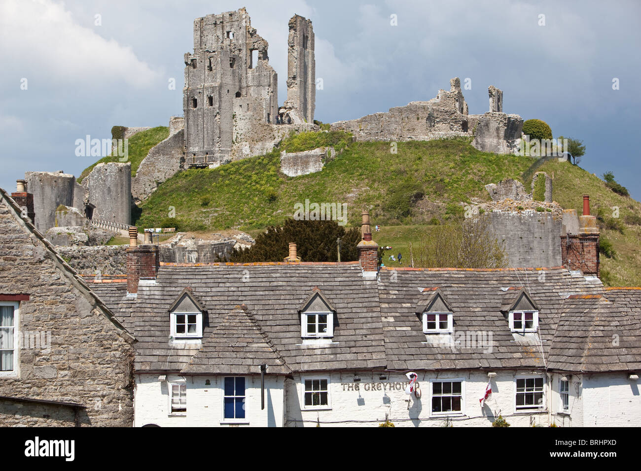 Reste der Corfe Castle und Dorf beherbergt Dorset-England Stockfoto