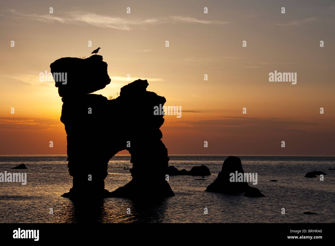 Erodierte Seastacks in Gamla Hamnøya bei Sonnenuntergang in Fårö, Schweden Stockfoto