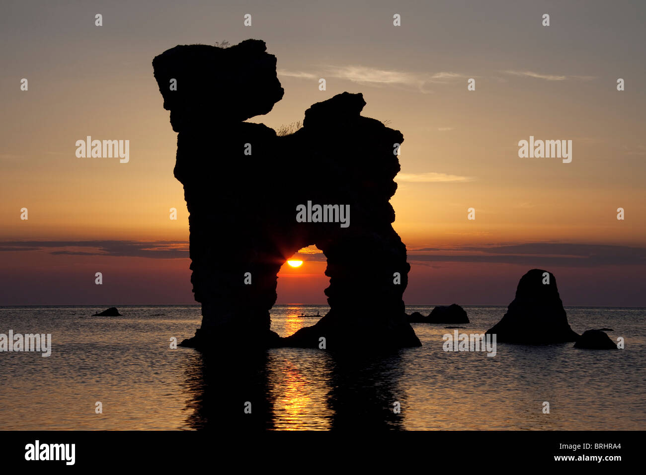 Erodierte Seastacks in Gamla Hamnøya bei Sonnenuntergang in Fårö, Schweden Stockfoto