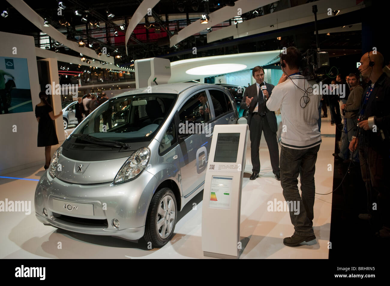 Paris, Frankreich, kleine Menschenmassen besuchen die Pariser Autosalon Elektroautos zum Verkauf, TV Camera Crew, Renault Ion Stockfoto