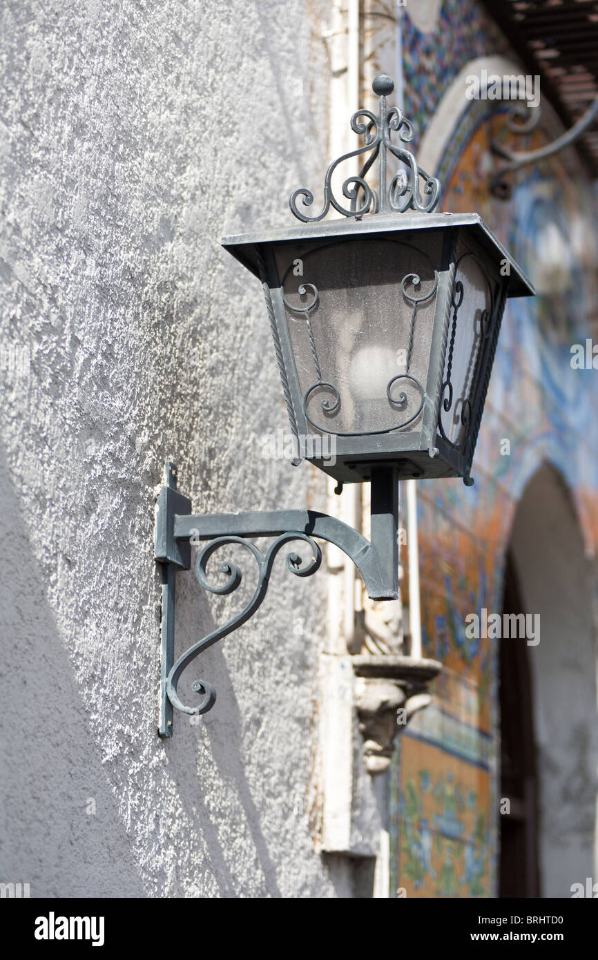 Ybor City, FL - Juli 2009 - Wandleuchte vor dem Columbia-Restaurant in Ybor City-Bereich von Tampa, Florida Stockfoto