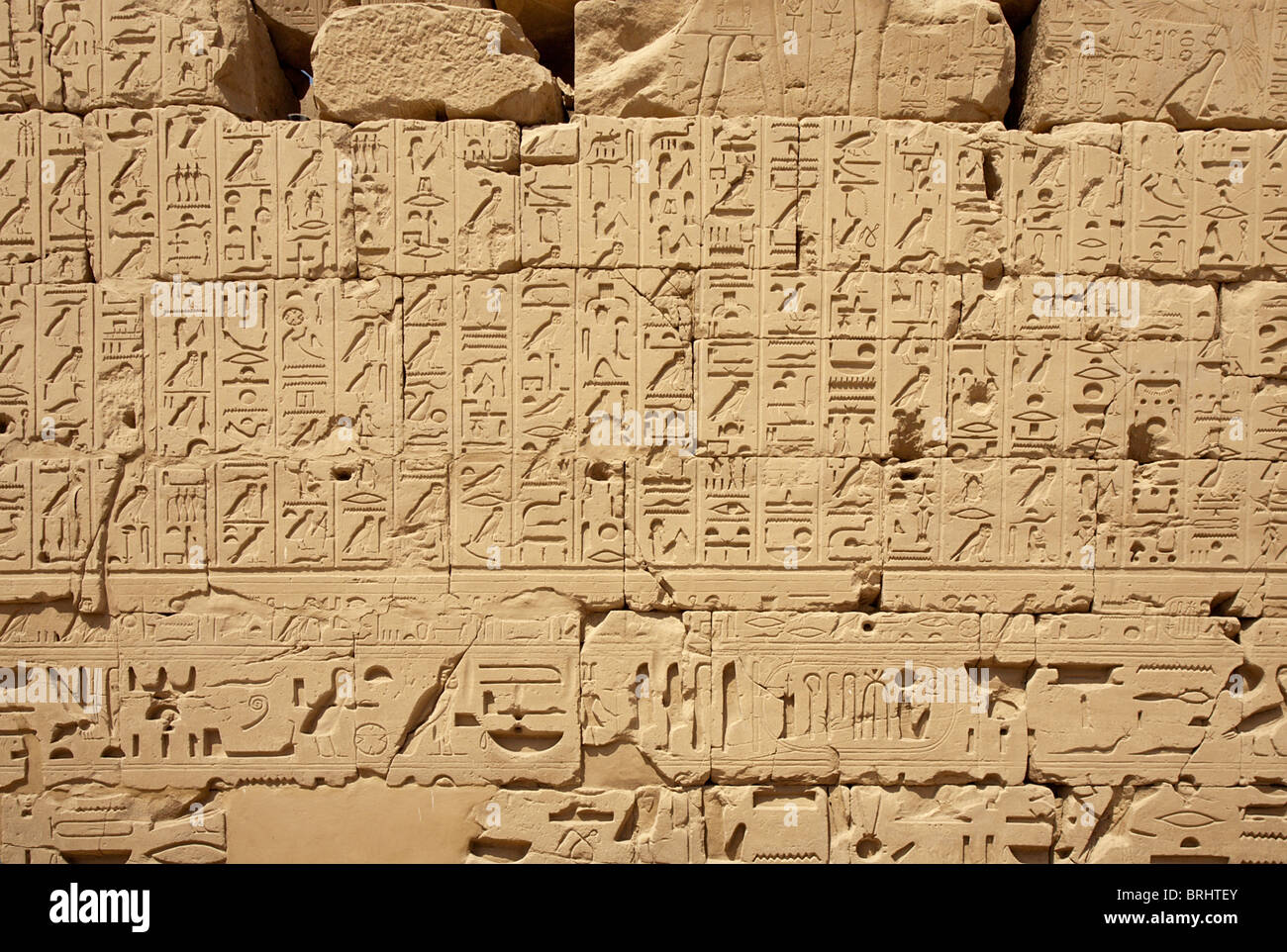 Ägyptische Hieroglyphen an der Wand des antiken Tempel, Luxor, Karnak-Tempel Stockfoto