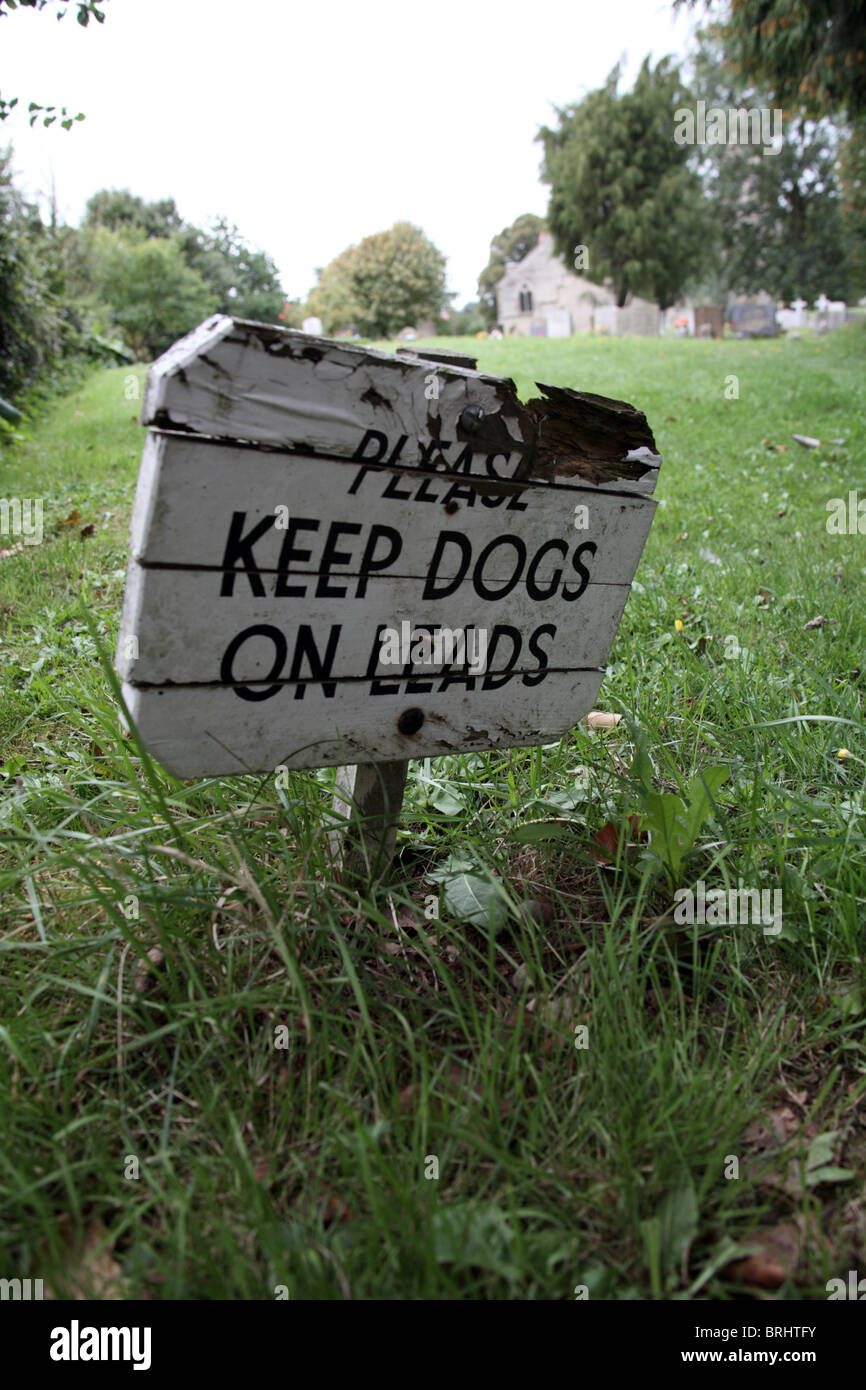 Sign in Kirchhof; Bitte halten Sie Hunde an der Leine Stockfoto