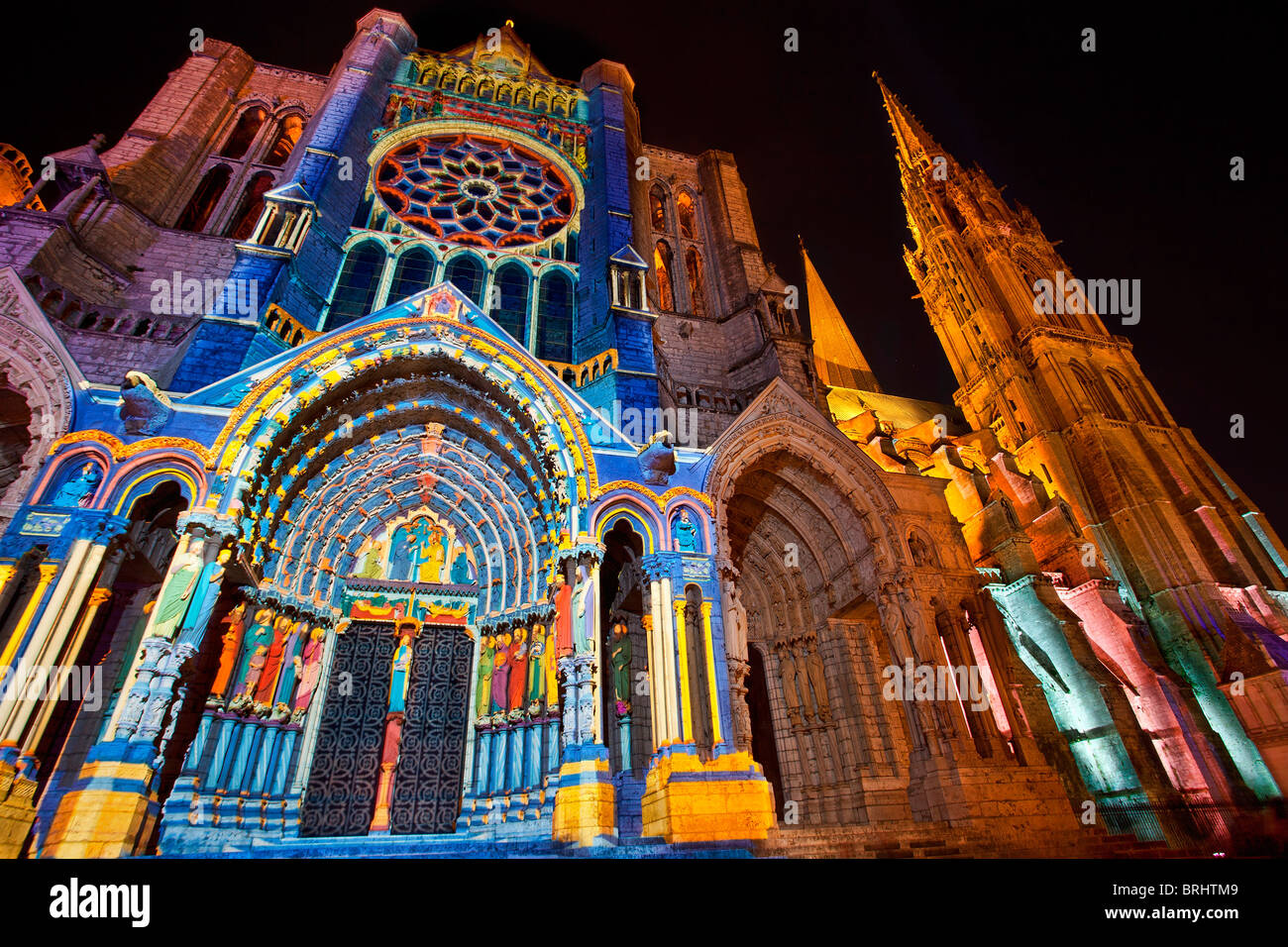 Kathedrale von Notre Dame de Chartres beleuchtet Stockfoto