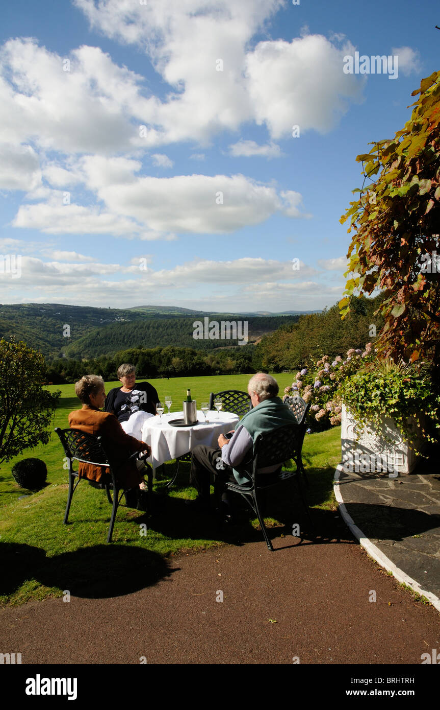 Restaurant die Gäste trinken Wein mit einem malerischen Blick des Tamar Valley in Devon Süd-West England UK Stockfoto