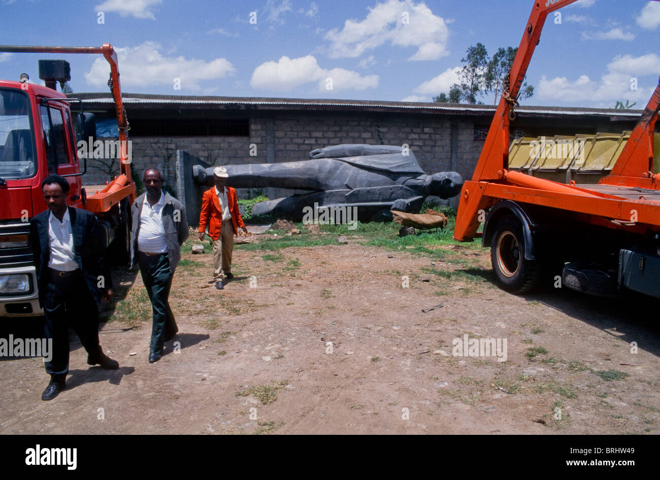 Eine Statue von Lenin übrig geblieben aus den Jahren Mengistu liegt schlafend in der Arbeit Hof in Addis Abeba. Äthiopien Stockfoto