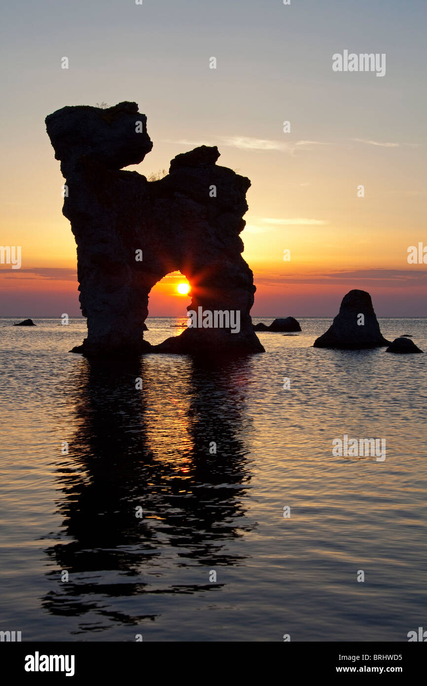 Erodierte Seastacks in Gamla Hamnøya bei Sonnenuntergang in Fårö, Schweden Stockfoto