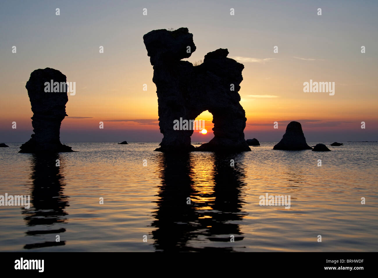 Erodierte Seastacks in Gamla Hamnøya bei Sonnenuntergang in Fårö, Schweden Stockfoto