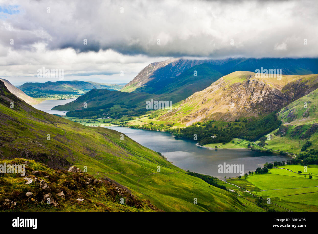 Blick über Buttermere & Crummock Wasser aus dem Heuhaufen Pfad, Nationalpark Lake District, Cumbria, England, UK Stockfoto