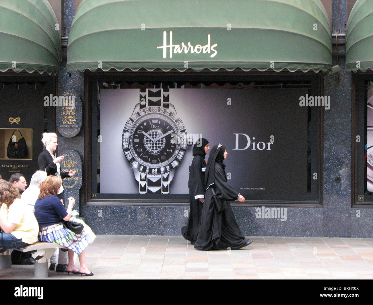 Zwei arabische Frauen zu Fuß ging eine Harrods Shop Fenster, Knightsbridge, London, England, UK. Stockfoto