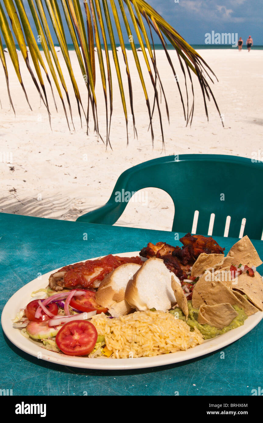 Mexiko, Cozumel. Typisches mexikanisches Essen am Strand von Isla Pasion (Leidenschaft Island), Isla de Cozumel (Insel Cozumel). Stockfoto