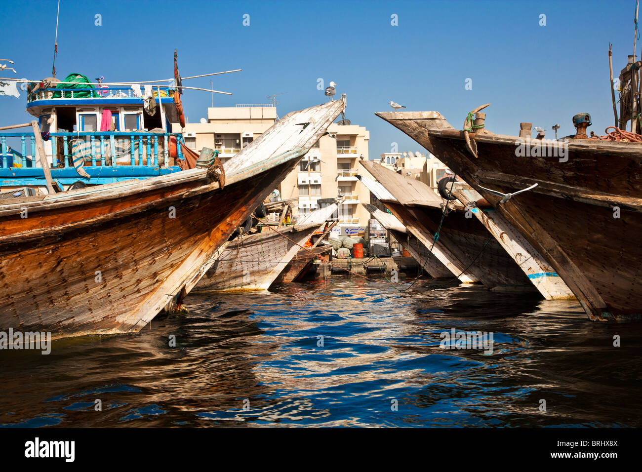 Traditionelle arabische Boote oder Dhaus ankern entlang des Dubai Creek in Deira, alte Dubai, Vereinigte Arabische Emirate, Vereinigte Arabische Emirate Stockfoto