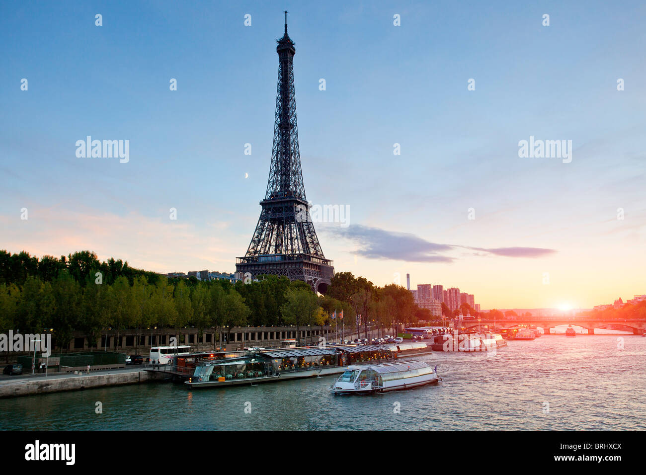 Paris, Seine und Eiffelturm bei Sonnenuntergang Stockfoto