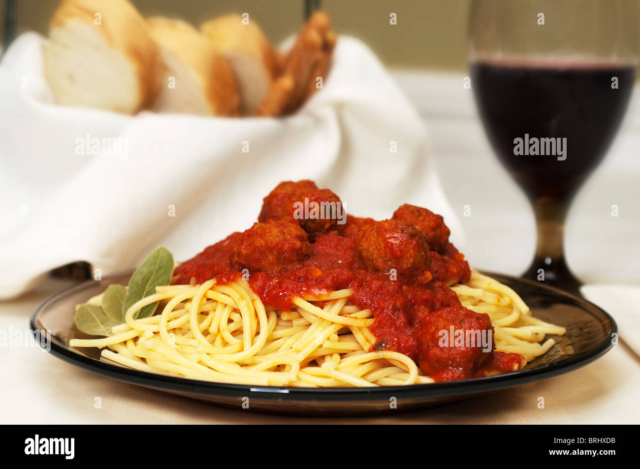 Spaghetti und Fleischbällchen Abendessen mit Rotwein, Knoblauchbrot und Brot-Sticks. Stockfoto