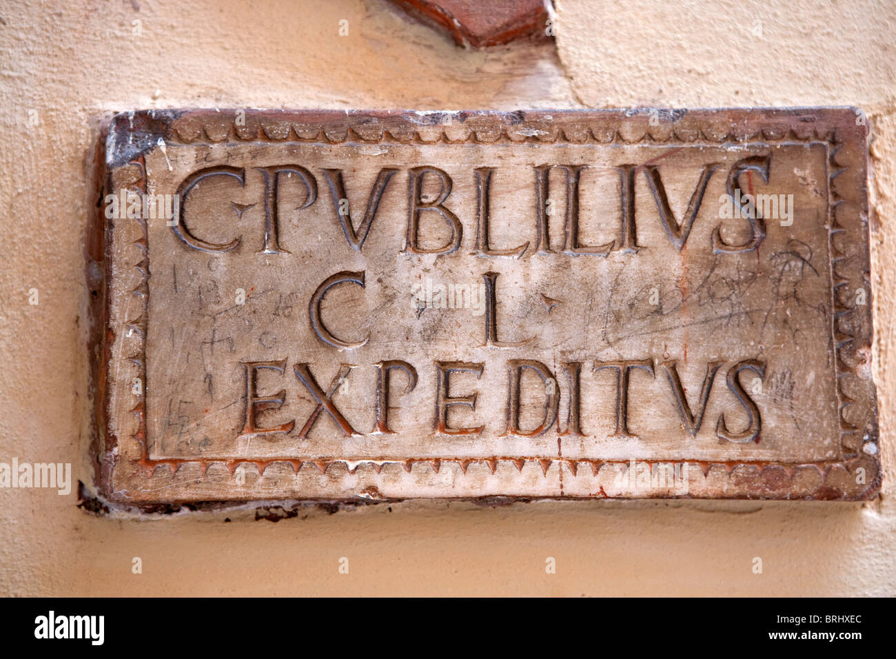 Lateinischen lateinischen Inschrift alten Stein an Wand, Rom Italien geschrieben Stockfoto