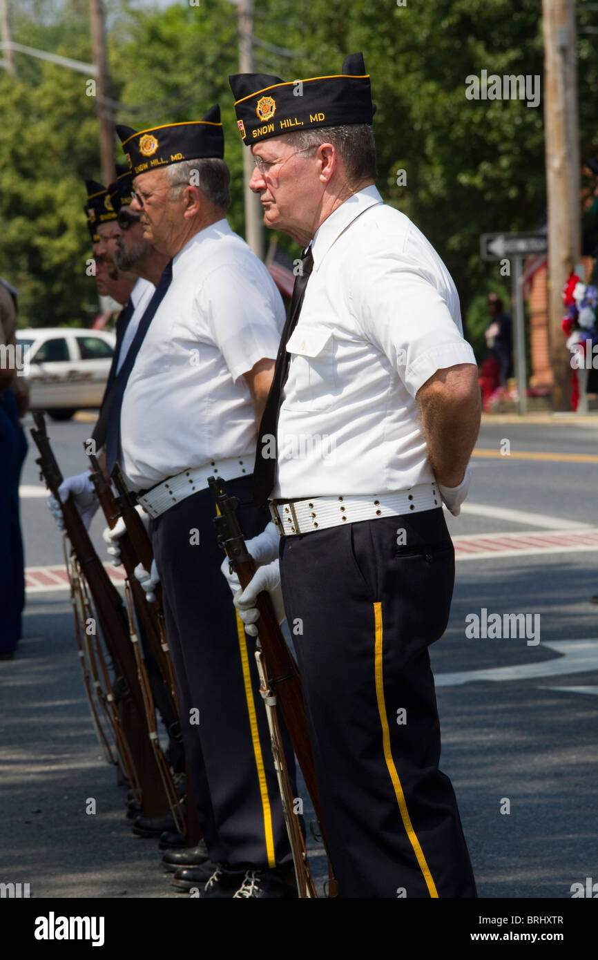 Gewehr-Korps Strammstehen während Volkstrauertag Gedenken mit militärischen Zeremonie in Sugar Hill, Maryland, USA Stockfoto