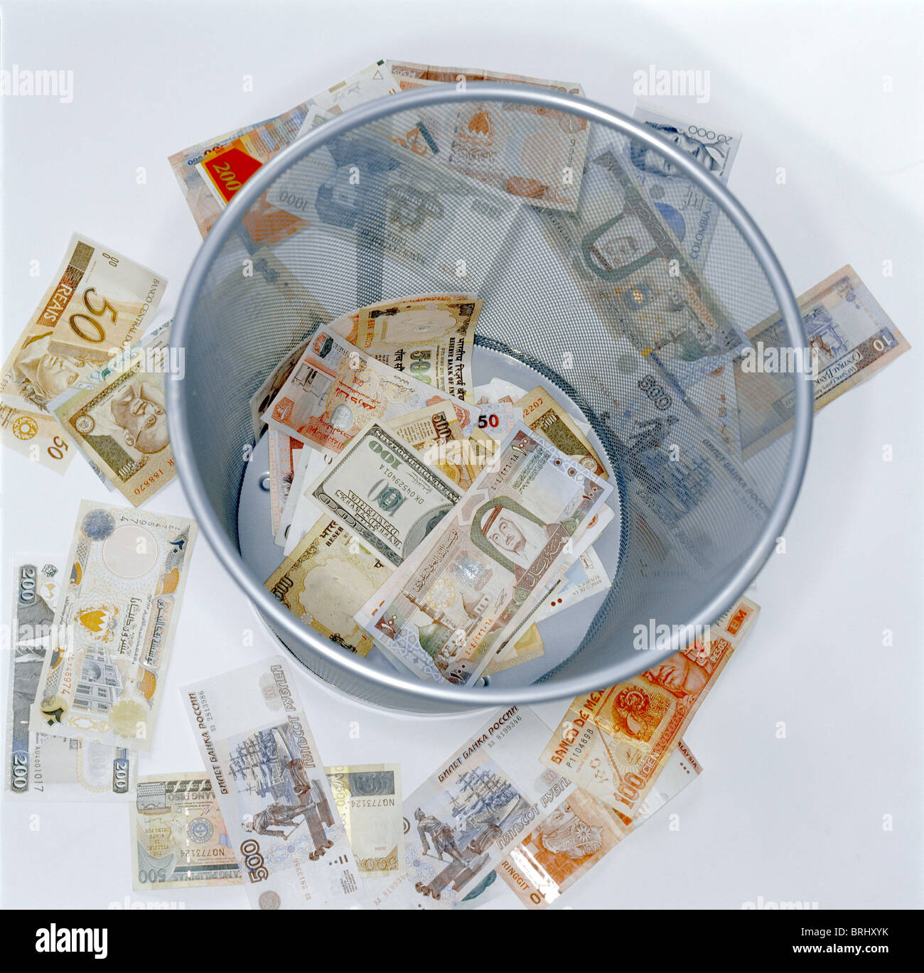 Internationalen Banknoten verstreut Mülleimer Stockfoto