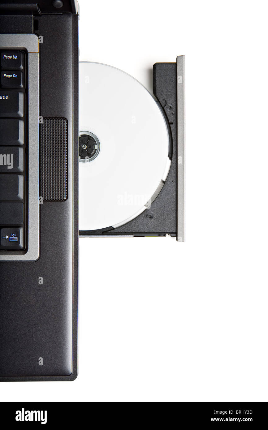 DVD cd in Laptop-Festplatte - Closeup isoliert auf weiss Stockfoto