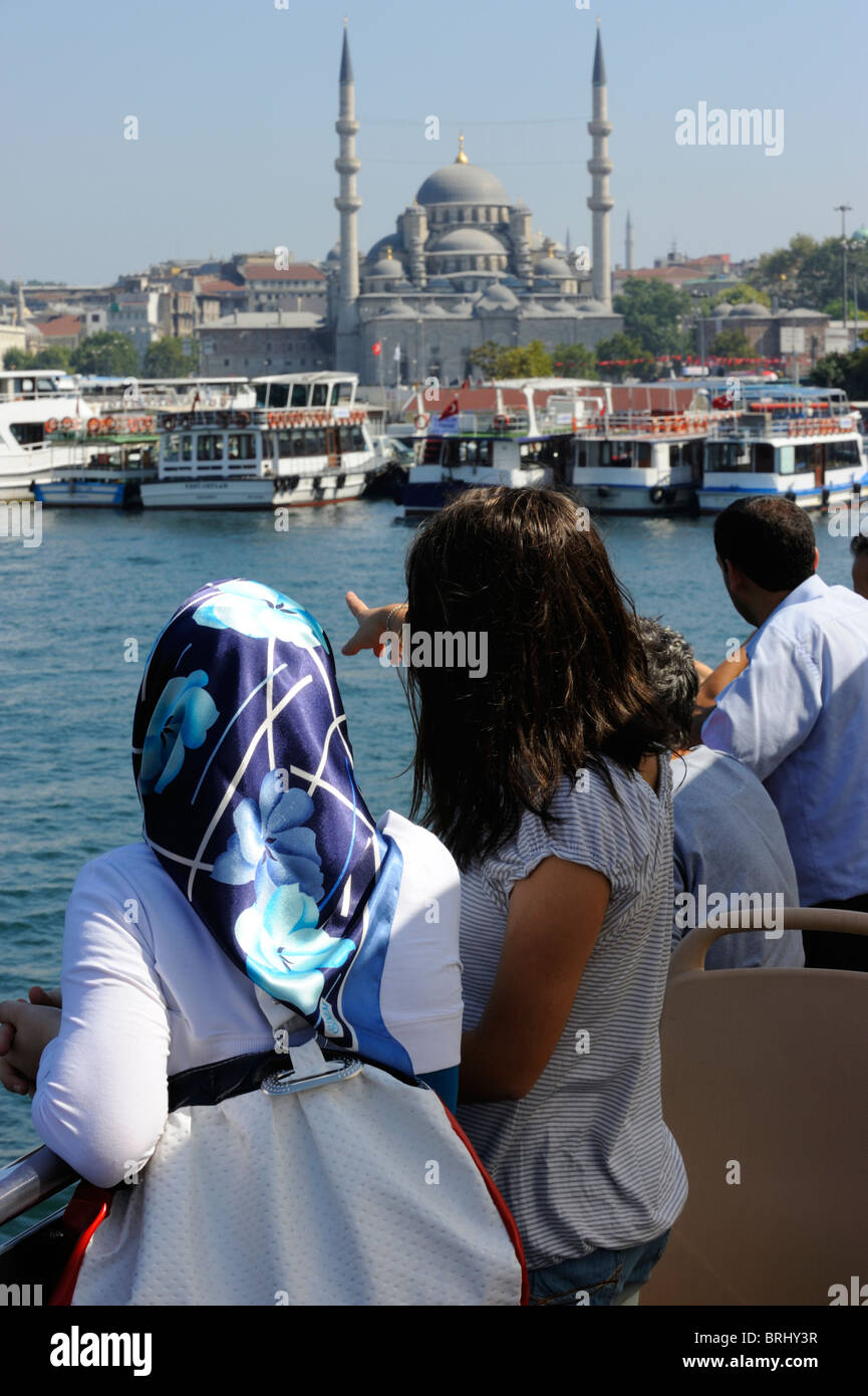 Passagiere auf eine goldene Horn Fähre nähert sich Yeni Camii Stockfoto