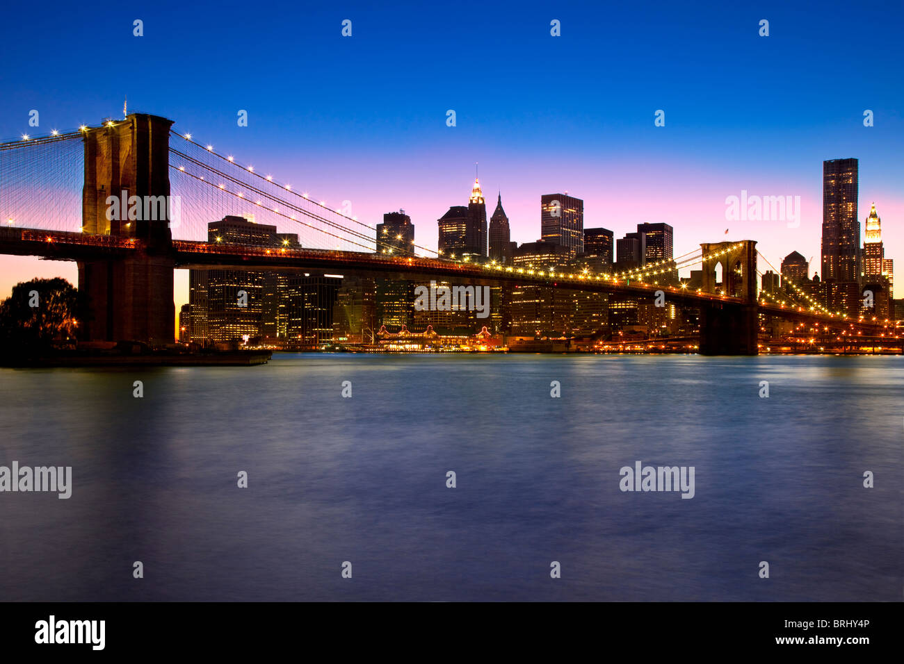 Sonnenuntergang an der Brooklyn-Brücke - überspannt den East River zwischen Brooklyn und Manhattan, New York City USA Stockfoto