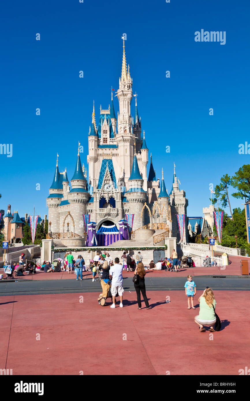 Kissimmee, FL - Nov 2009 - Parkgäste posieren für Fotos vor Aschenputtels Schloss in Walt Disneys Magic Kingdom Theme park Stockfoto