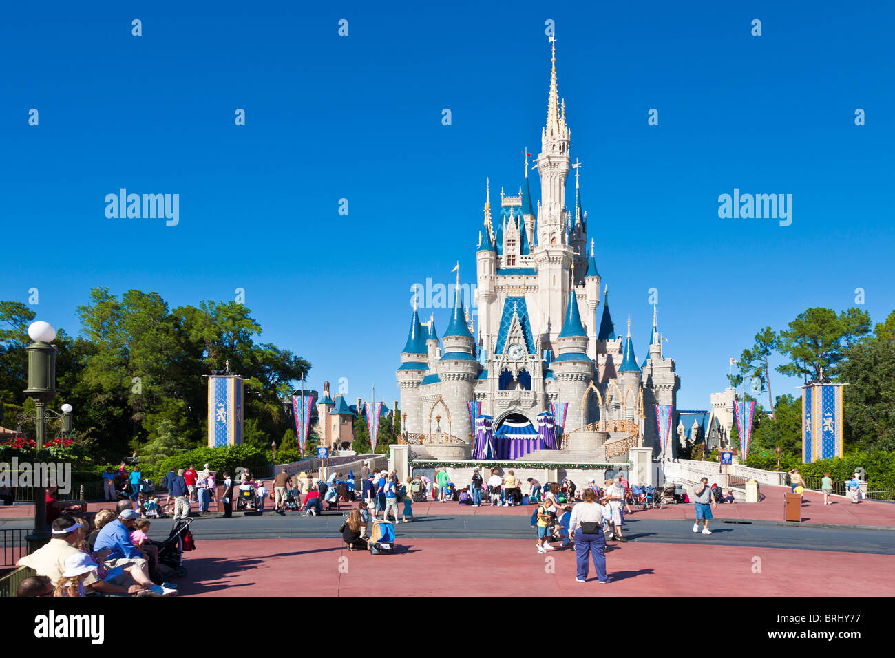 Kissimmee, FL - Nov 2009 - Parkgäste posieren für Fotos vor Aschenputtels Schloss in Walt Disneys Magic Kingdom Theme park Stockfoto