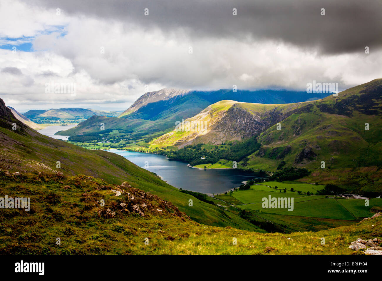 Blick über Buttermere & Crummock Wasser aus dem Heuhaufen Pfad, Nationalpark Lake District, Cumbria, England, UK Stockfoto