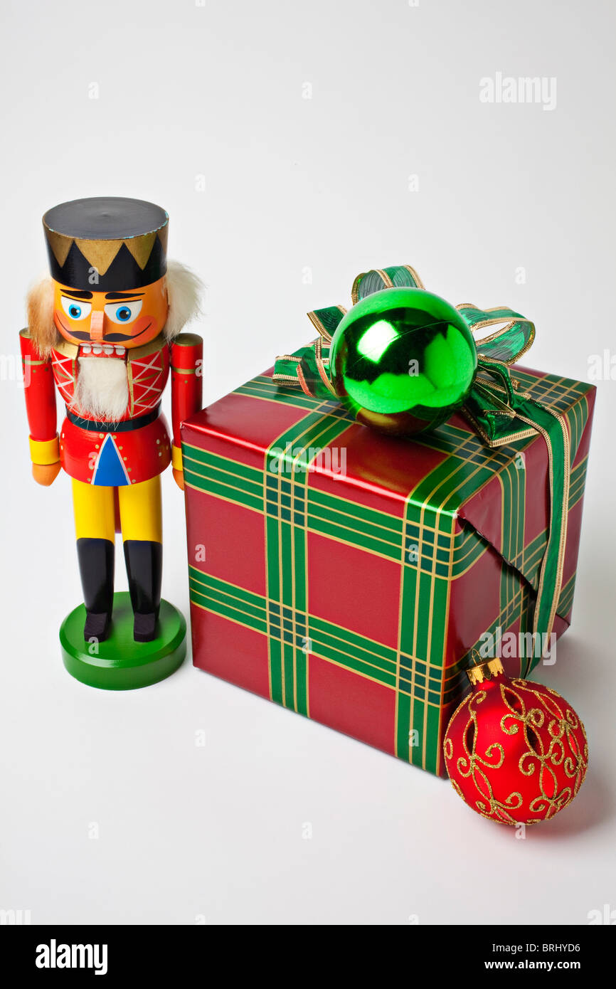 Nussknacker und Weihnachtsgeschenk Stockfoto