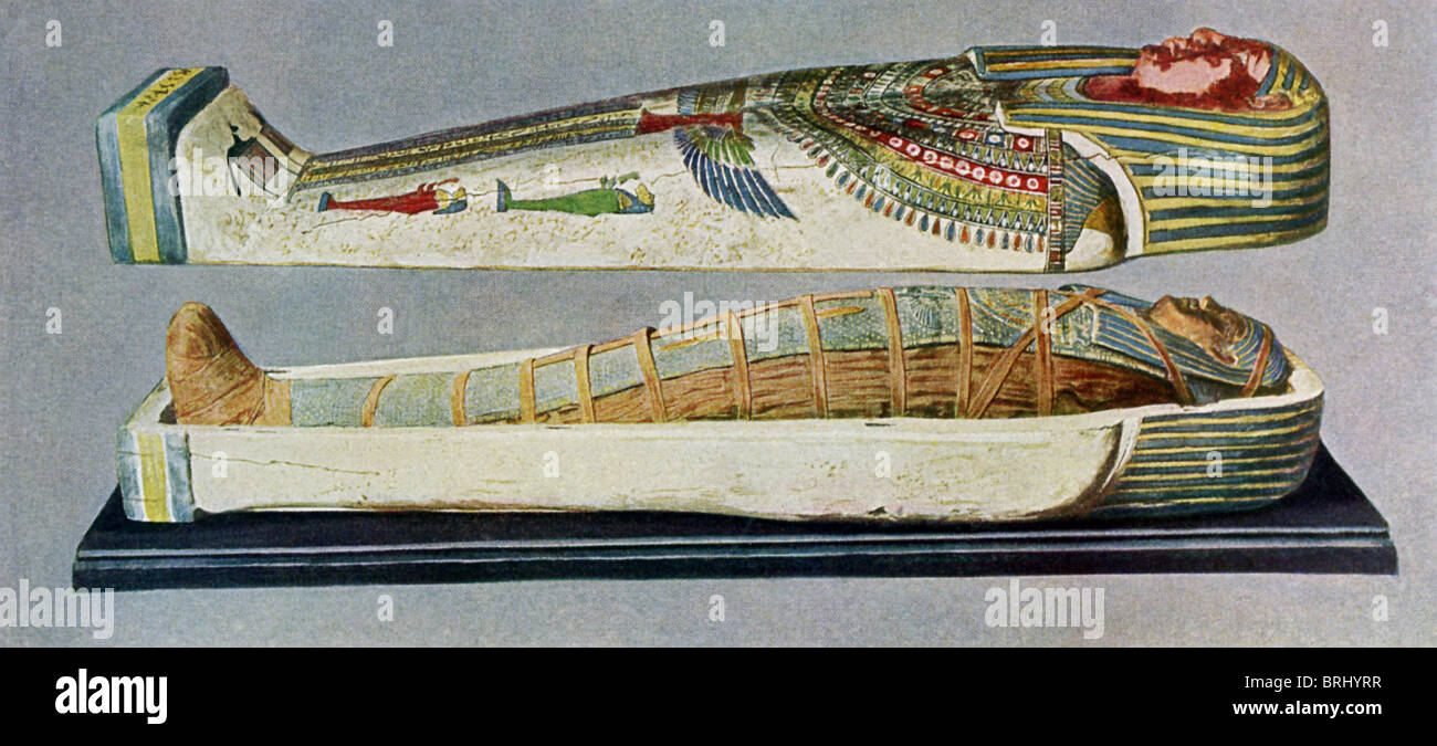 Der Sarkophag ist eine Frau aus Abusir, zu einem späteren Zeitpunkt als der 20. Dynastie. Der Sargdeckel ist aufgehoben, um verpackte Mumie zeigen Stockfoto